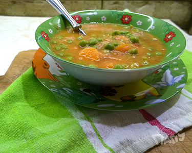 Топла супа от замразени зеленчуци