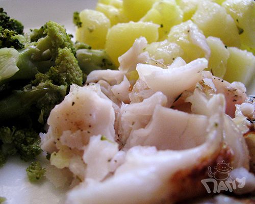 Печена бяла риба с броколи и картофи