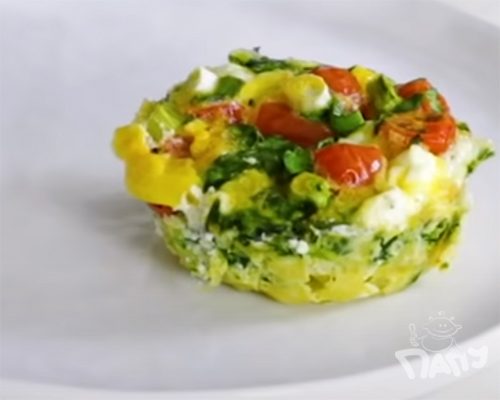 Яйчени мъфини със зеленчуци и сирене